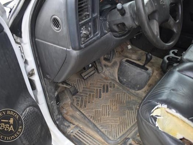 2005-chevrolet-3500-image-32