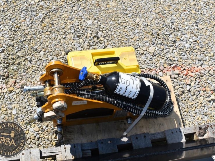 hammer/breaker---hydraulic-future-hydraulic-breaker-attachment-36550-image-1
