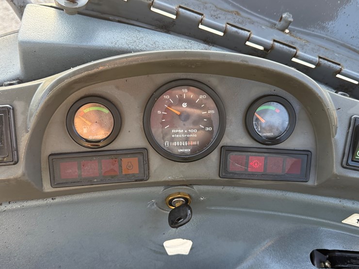 new-holland-555e-image-42