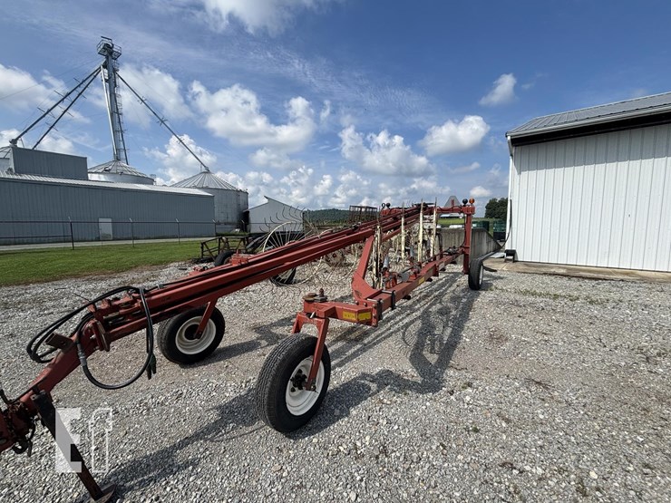 hesston-11-wheel-hay-rake-wilson825-b22-image-3