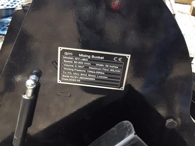 new-giyi-mini-skid-steer-mixing-bucket-image-3