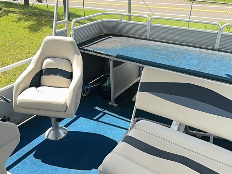 28-foot-pontoon-boat-image-13