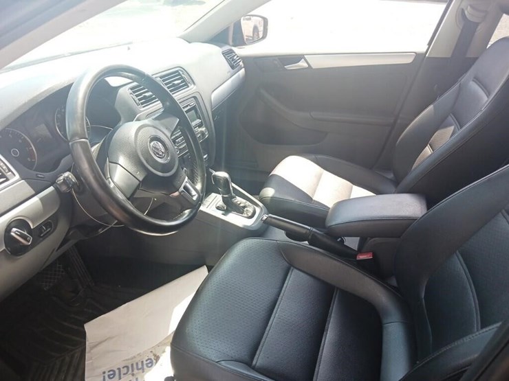 2013-volkswagen-jetta-runs/moves-se-pzev-image-5