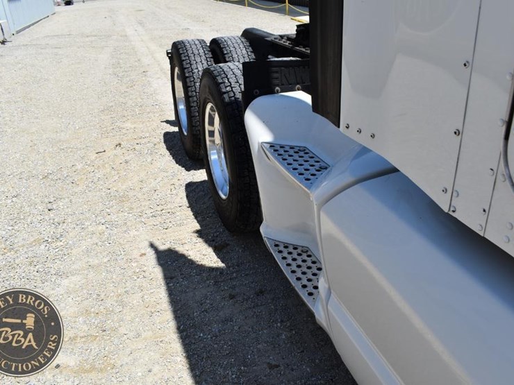 2011-kenworth-t660-image-28