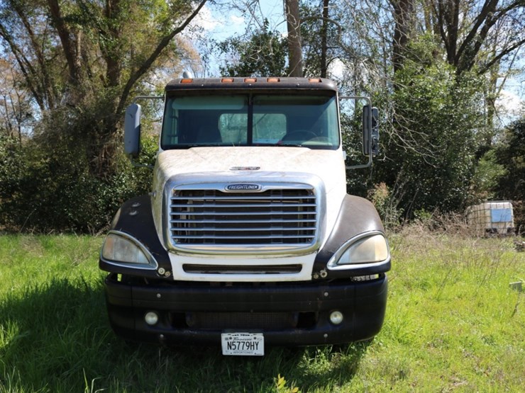 2007-freightliner-columbia-120-image-2