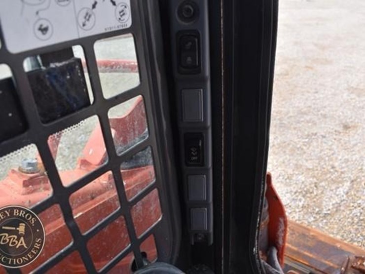 2017-kubota-ssv65-image-47