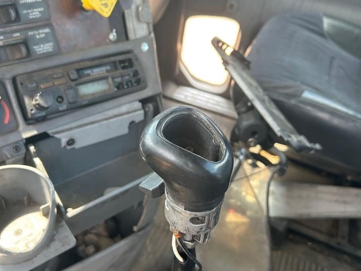 2001-freightliner-century-120-image-33