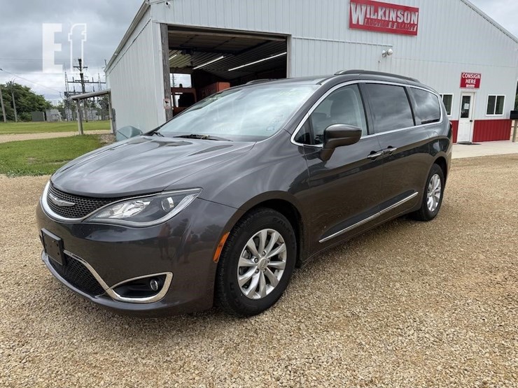 2017-chrysler-pacifica-image-1