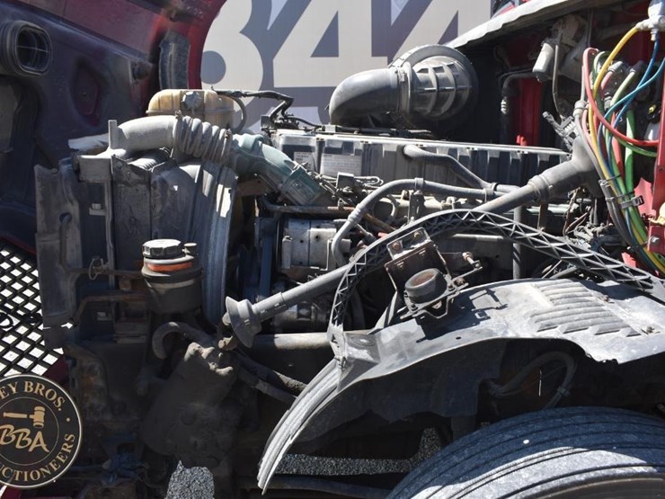 2005-volvo-vnl64t670-image-30