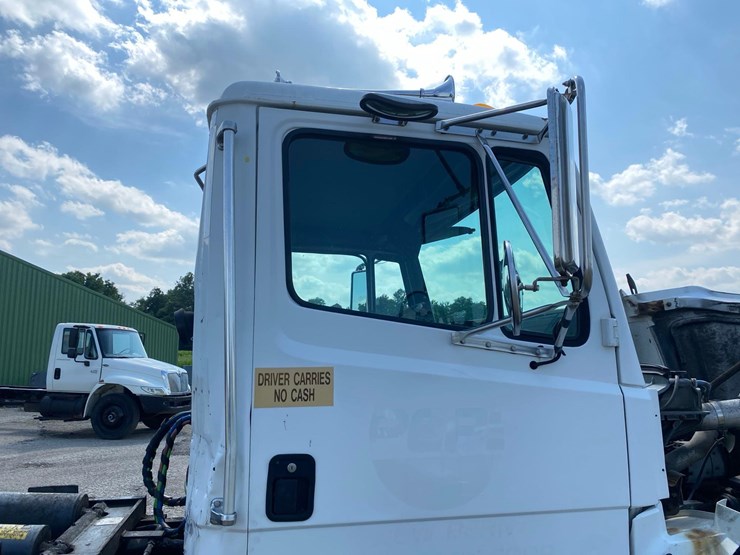 1998-freightliner-fl70-image-37