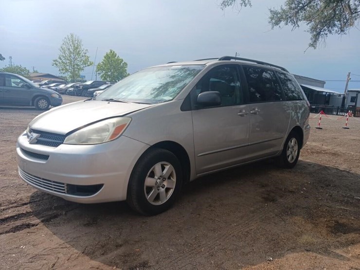 2005-toyota-sienna-image-3