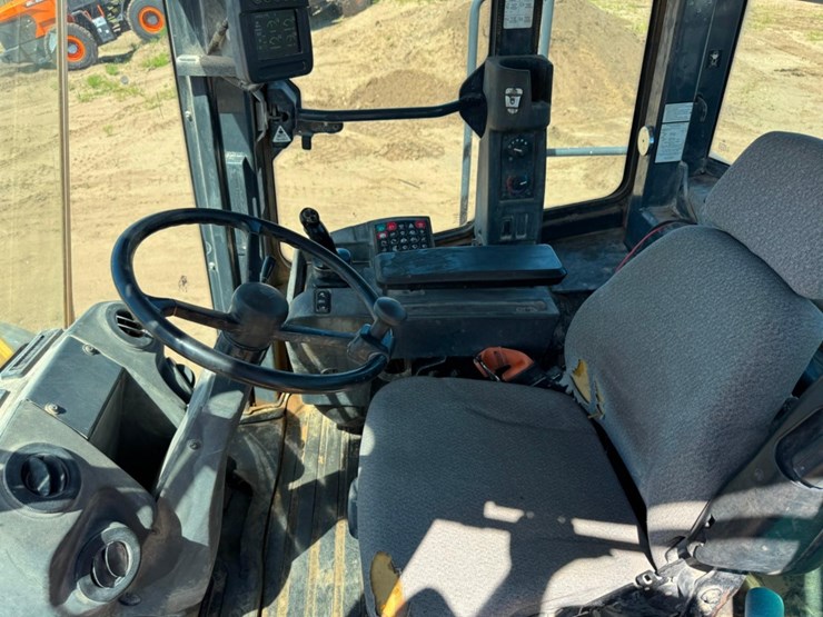 2013-deere-824k-image-61