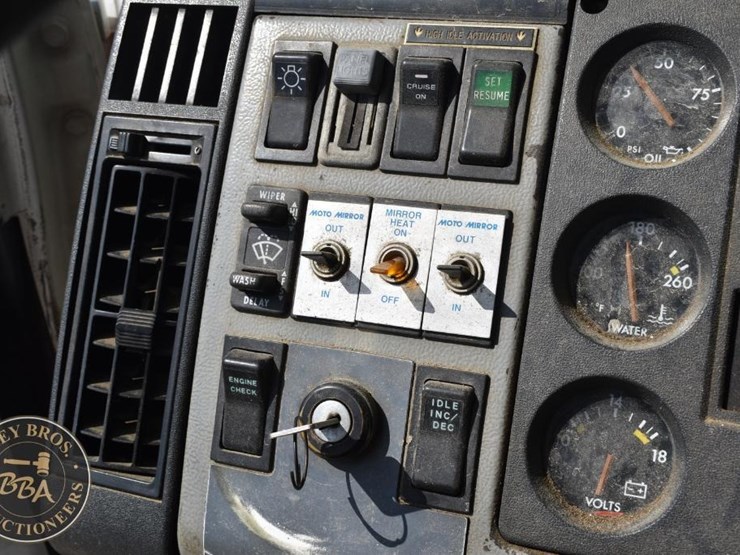 1999-freightliner-fl60-image-65