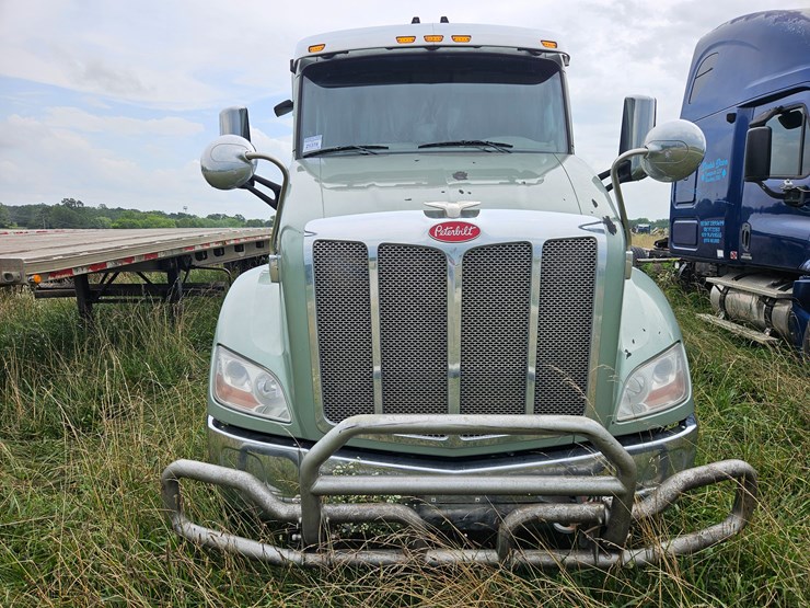 2016-peterbilt-579-image-18