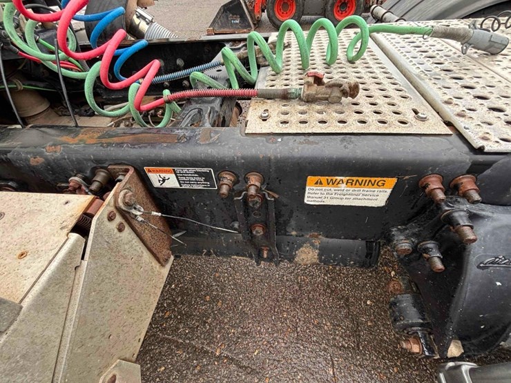 2009-freightliner-columbia-120-image-18
