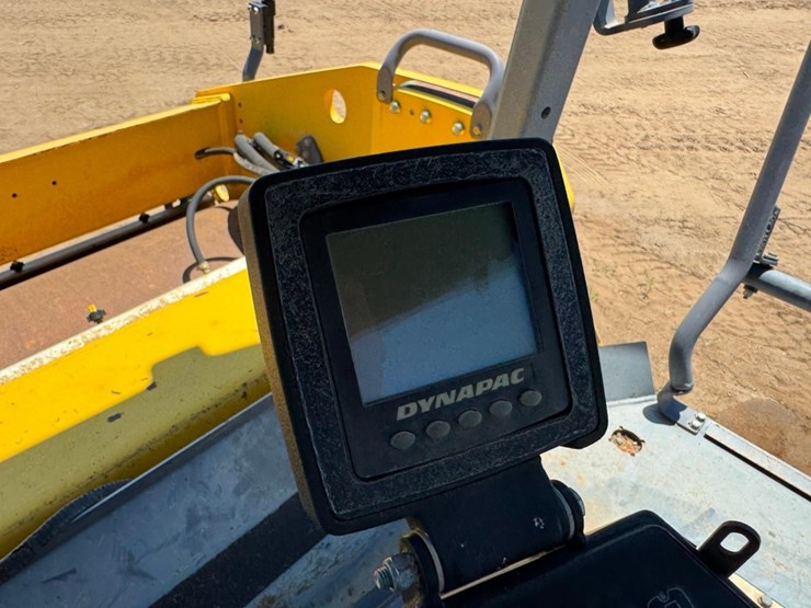 2014-dynapac-cc4200-image-34