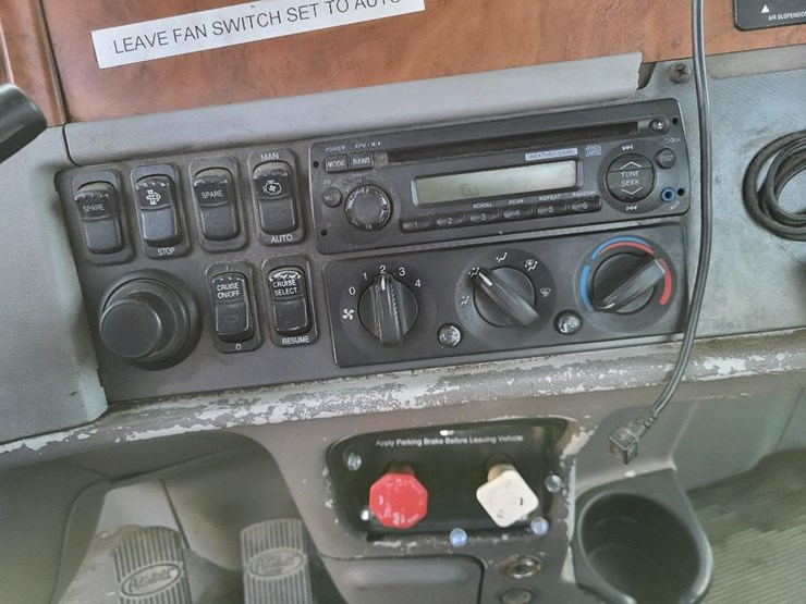 2008-peterbilt-384-image-53