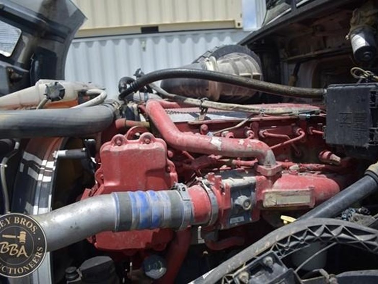 2014-volvo-vnl64t670-image-14