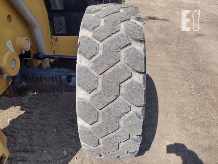 2019-caterpillar-tl1055d-image-24