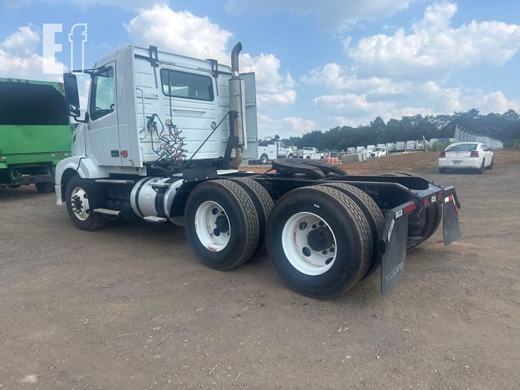 2008-volvo-vnl64t300-image-5