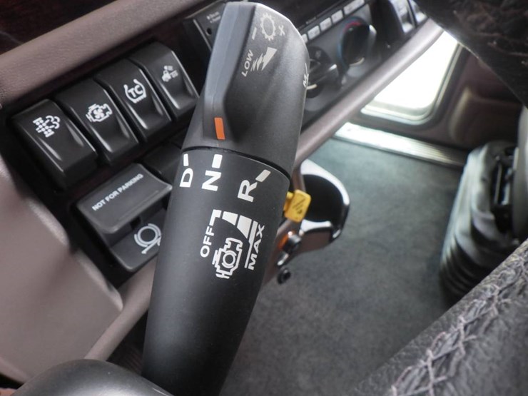 2023-peterbilt-389-image-10
