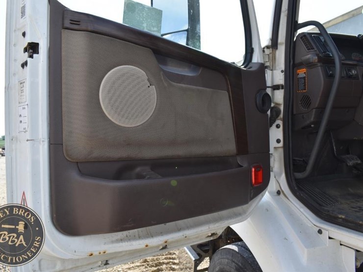 2015-volvo-vnm64t200-image-43