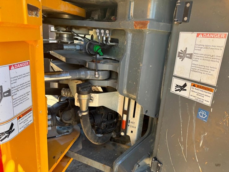 2021-liebherr-l556-image-18