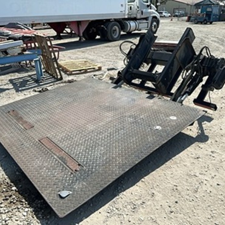 LOT#--HEAVY DUTY LIFT GATE
