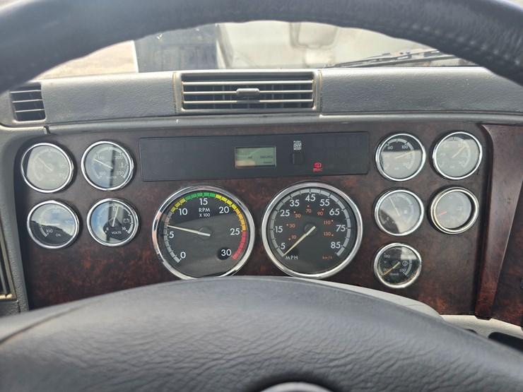 2020-freightliner-columbia-120-image-62