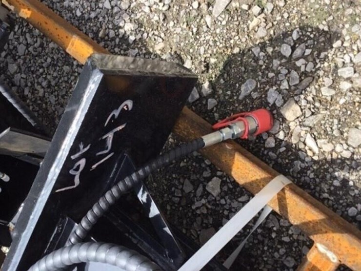 new-giyi-mini-skid-steer-stump-grinder-image-5