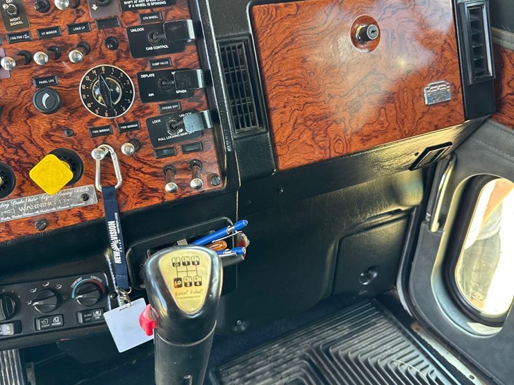 1999-peterbilt-379-image-38