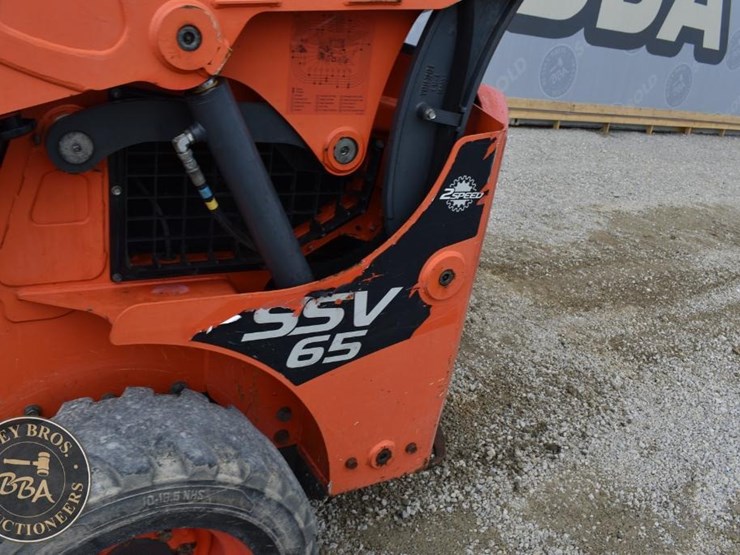 2017-kubota-ssv65-image-36