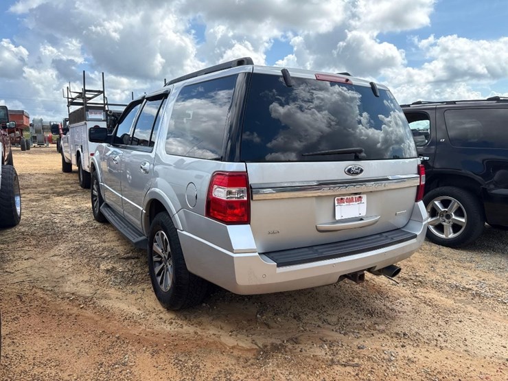 2015-ford-expedition-xlt-image-3