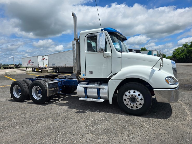 2020-freightliner-columbia-120-image-30