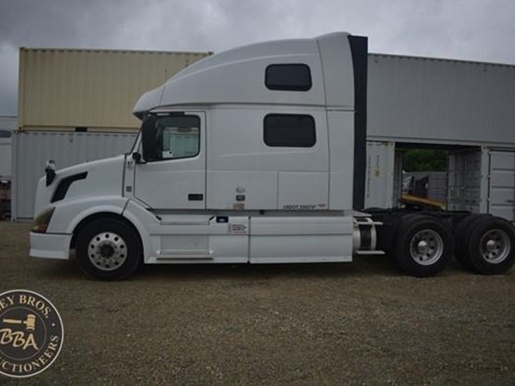 2014-volvo-vnl64t670-image-2