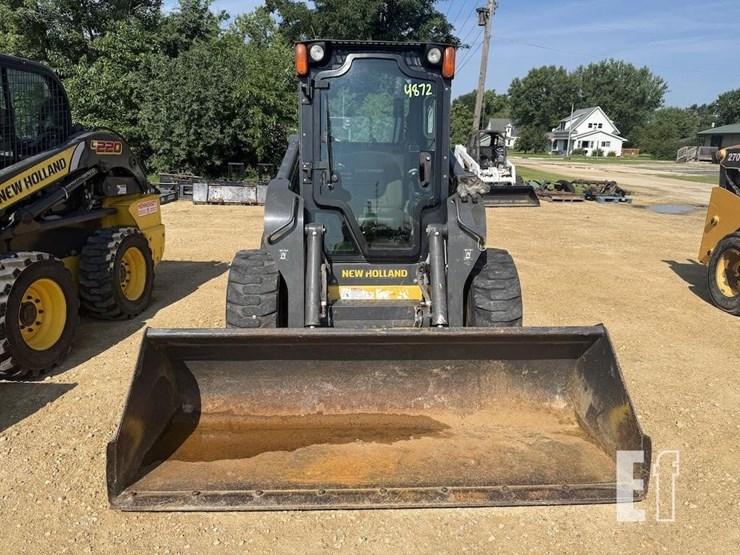 2012-new-holland-l220-image-2