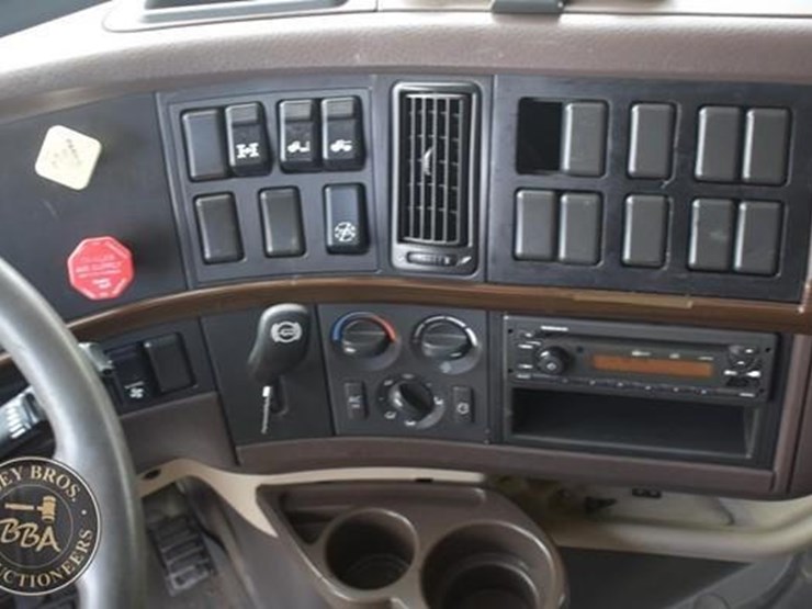 2014-volvo-vnl64t670-image-66
