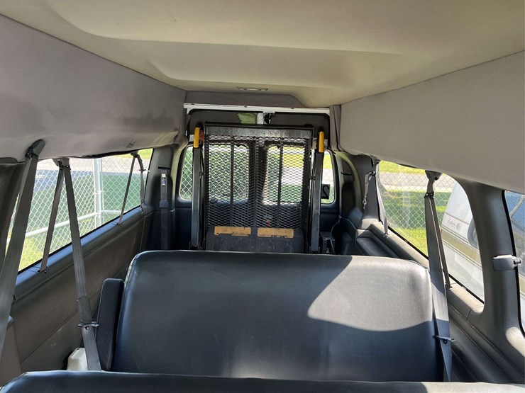 2001-chevrolet-express-3500-image-16
