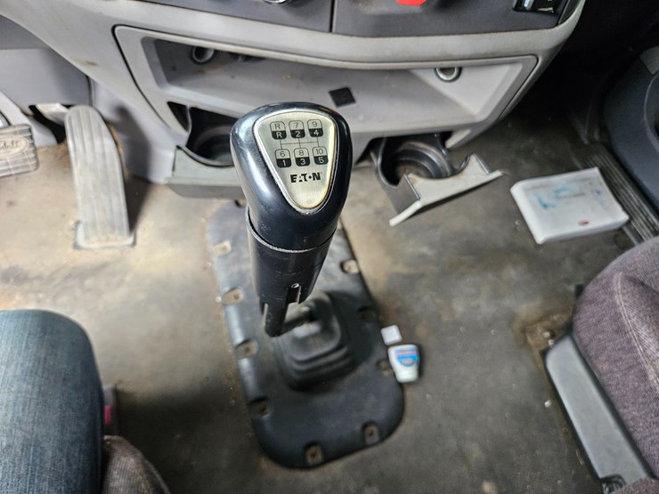 2016-peterbilt-579-image-45