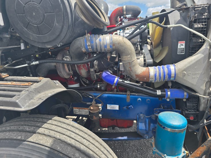 2020-freightliner-columbia-120-image-52