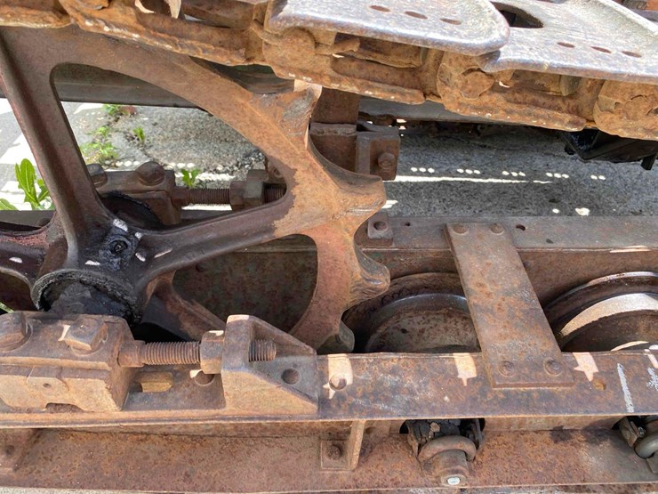 cletrac-crawler-tractor-image-13