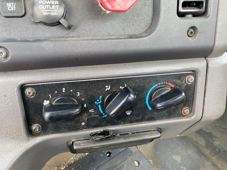 2014-freightliner-m2-image-49