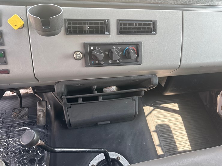2003-freightliner-fl80-image-34