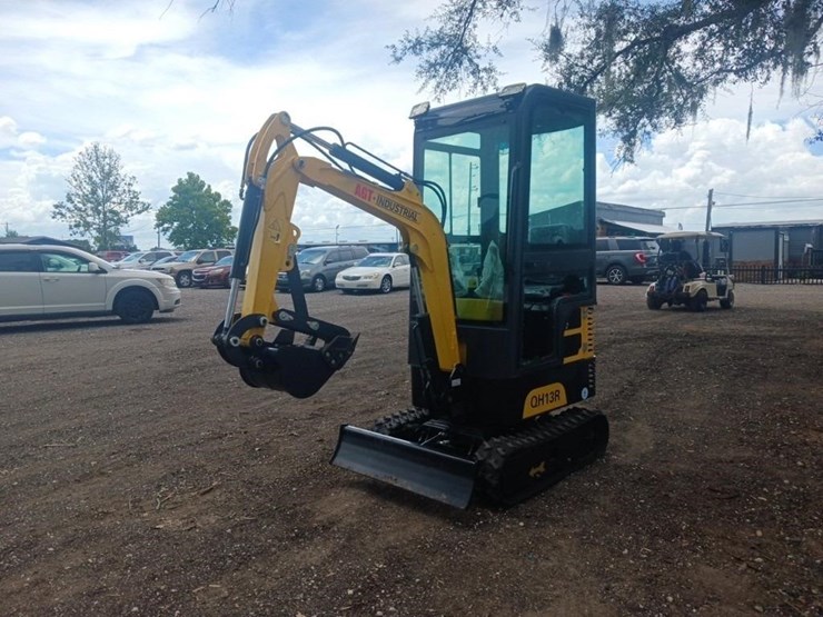 agt-mini-excavator-runs/moves-image-3