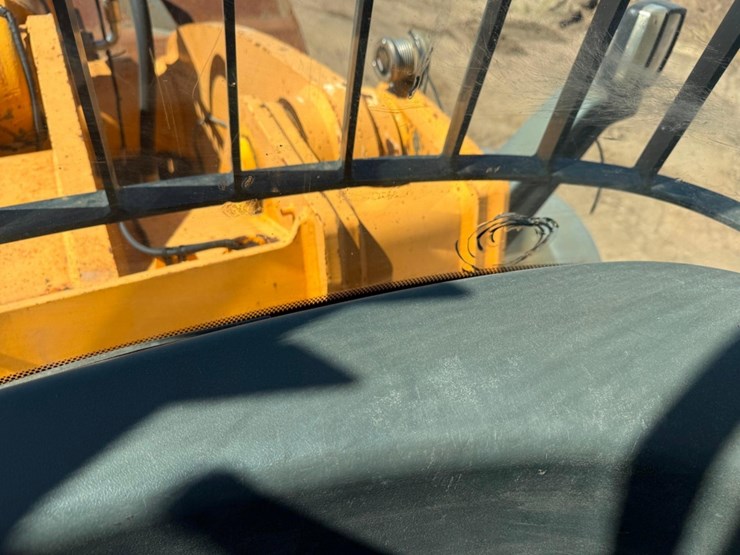 2011-liebherr-l586-image-67