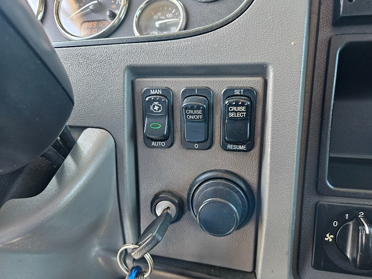 2012-peterbilt-382-image-94