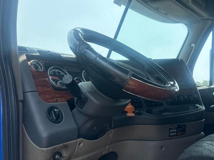 2015-freightliner-cascadia-125-image-22