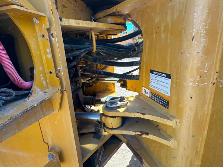 2013-deere-824k-image-34