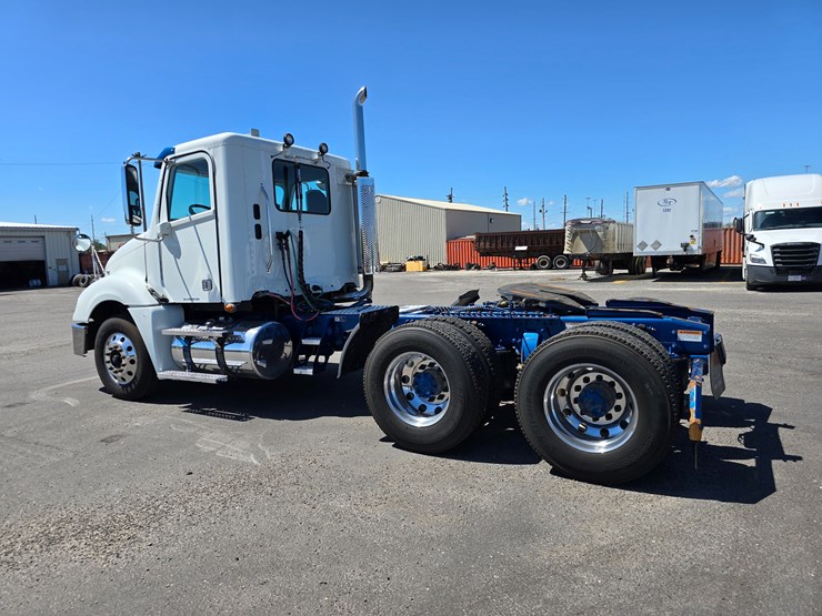 2020-freightliner-columbia-120-image-17