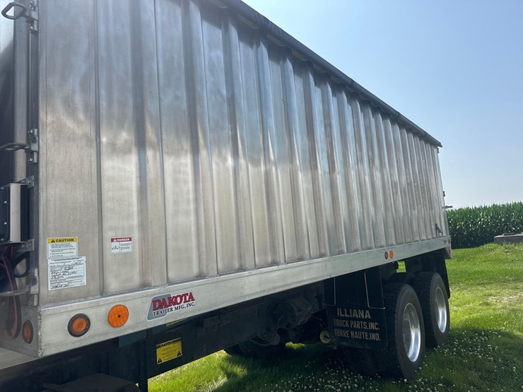 2003-freightliner-fl80-image-7